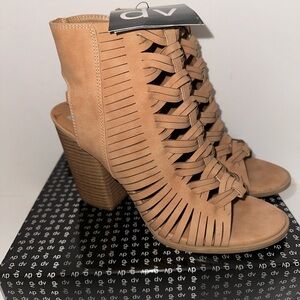 dv by dolce vita. Size 8. Taupe peep toe booties